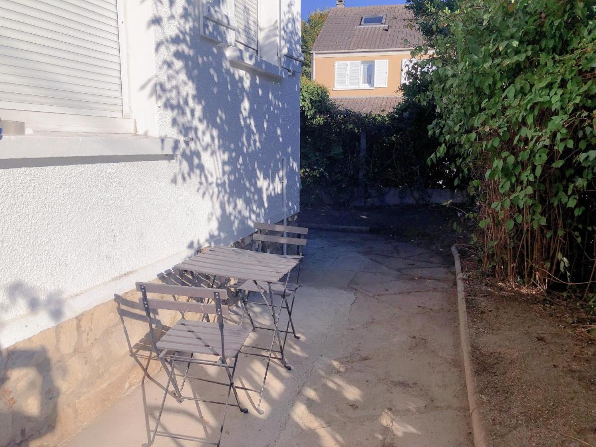 Villa Petite Maison Avec Jardin Dans Banlieue De Paris