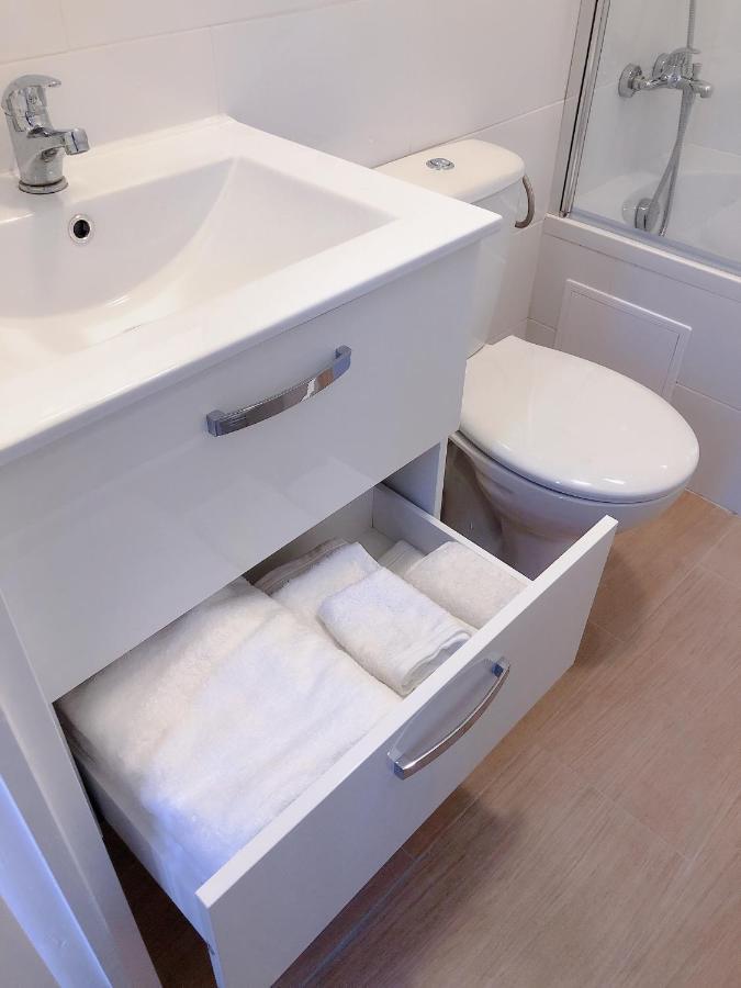 Petite Maison Avec Jardin Dans Banlieue De Paris Villa *